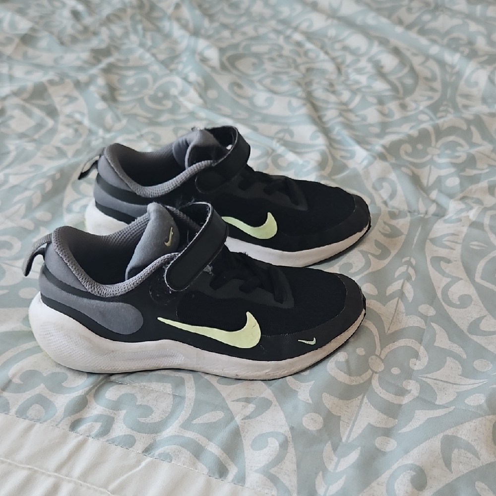 Nike Kids Black and Lime Sneakers